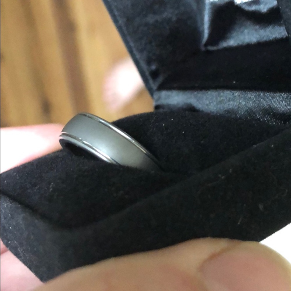 Men’s Tungsten wedding ring, size 9.5 or 10. - Picture 4 of 5